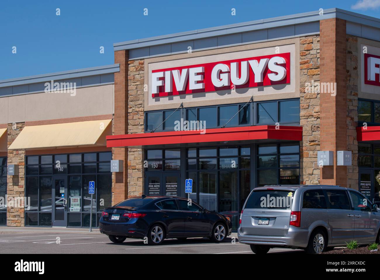 Roseville, Minnesota. Die amerikanische Fast-Food-Kette Five Guys konzentriert sich auf Hamburger, Hot Dogs und Pommes Frites. Stockfoto