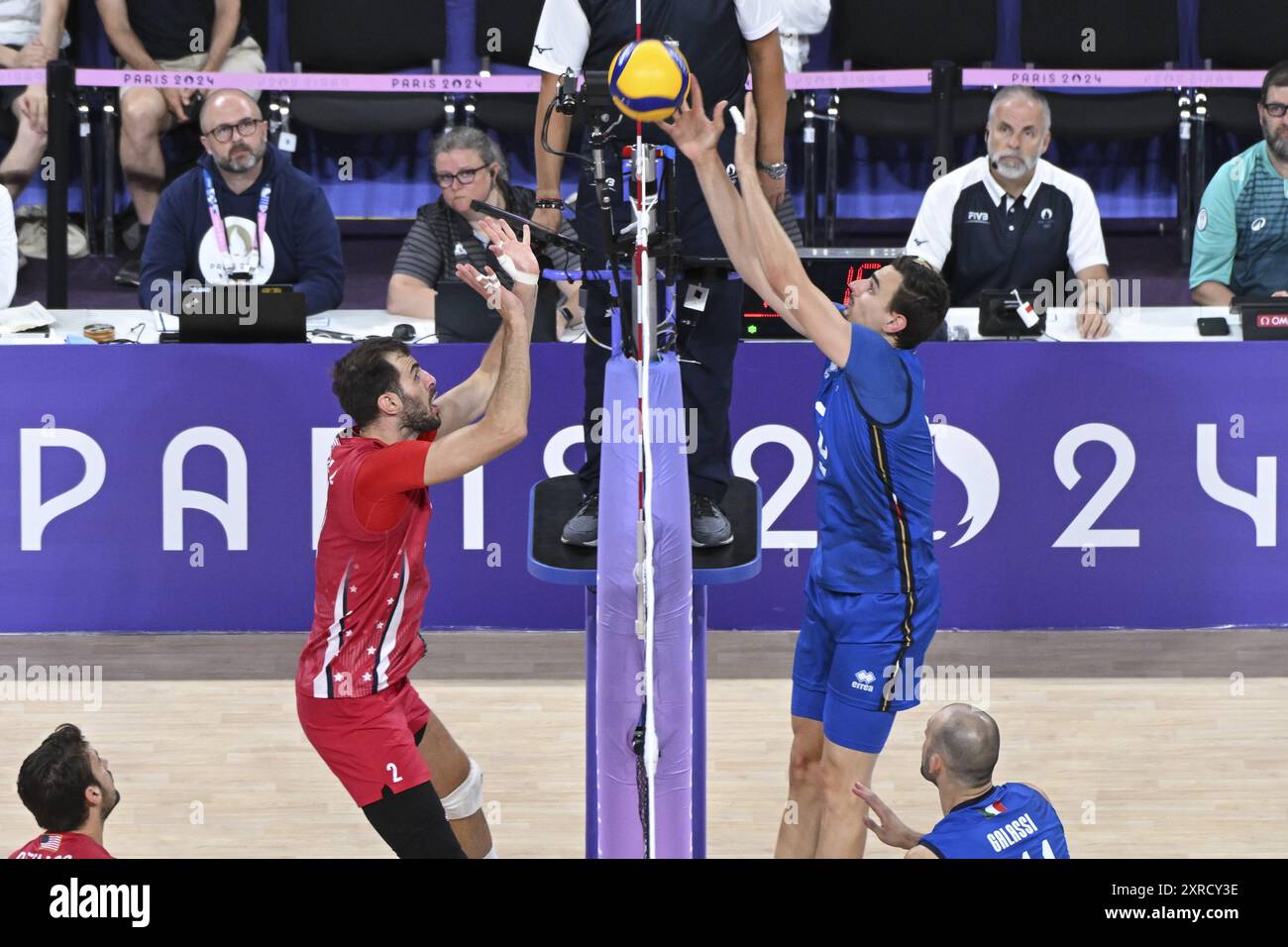 Aaron Russell (USA), Simone Giannelli (Italien), Volleyball, Men's Bronze Medal Match zwischen Italien und den Vereinigten Staaten während der Olympischen Spiele Paris 2024 am 9. August 2024 in der South Paris Arena in Paris, Frankreich Stockfoto