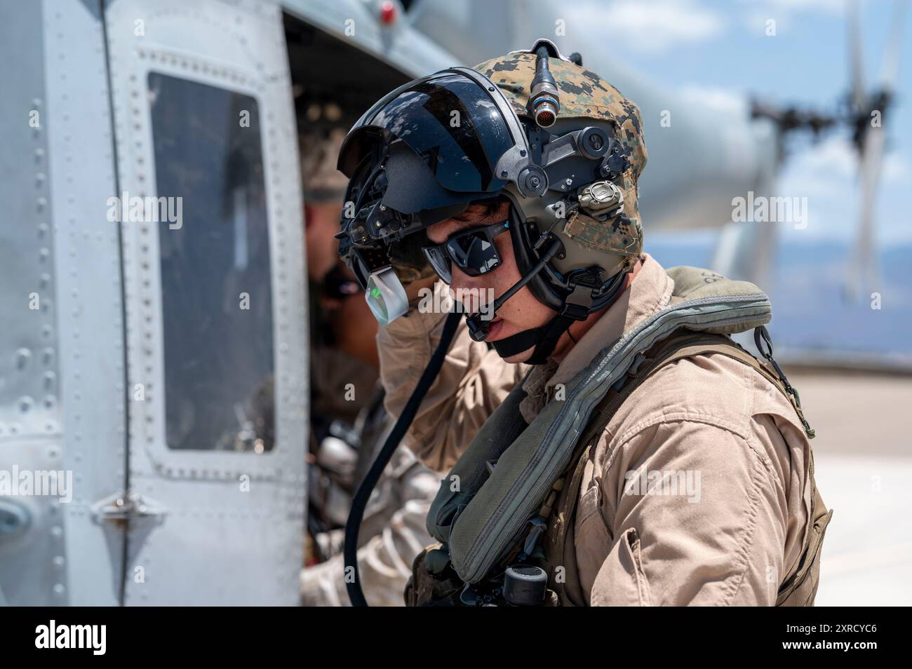 Jon Ayres, Pilot der Marine Light Attack Helicopter Squadron 267, stellt seinen Helm am 16. Juli 2024 auf der Holloman Air Force Base in New Mexico ein. Die Marines der HMLA-267 und VMM-364 besuchten die 6th Attack Squadron, um die MQ-9 Reaper zu beobachten und gleichzeitig den Mehrzweck-Nutzen ihres eigenen Flugzeugs zu zeigen. (Foto der U.S. Air Force von Senior Airman Isaiah Pedrazzini) Stockfoto