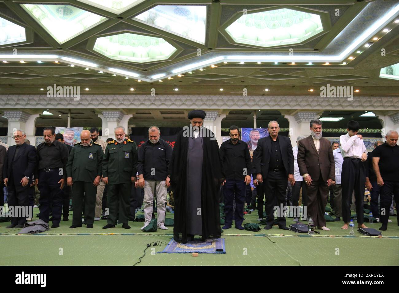 Teheran, Iran. August 2024. Die Iraner beten während einer Gedenkfeier für den getöteten Chef des Politbüros der Hamas, Ismail Haniyeh, in der Mosallah-Moschee in Teheran, während der anhaltenden Konflikte zwischen Israel und der Hamas im Gazastreifen in der Region. Der iranische Führer Ayatollah Khamenei schwor eine "harte Strafe" gegen Israel als Vergeltungsmaßnahme für die Ermordung des Hamas-Führers Ismail Haniyeh am 31. Juli 2024 in Teheran. (Kreditbild: © Rouzbeh Fouladi/ZUMA Press Wire) NUR REDAKTIONELLE VERWENDUNG! Nicht für kommerzielle ZWECKE! Stockfoto