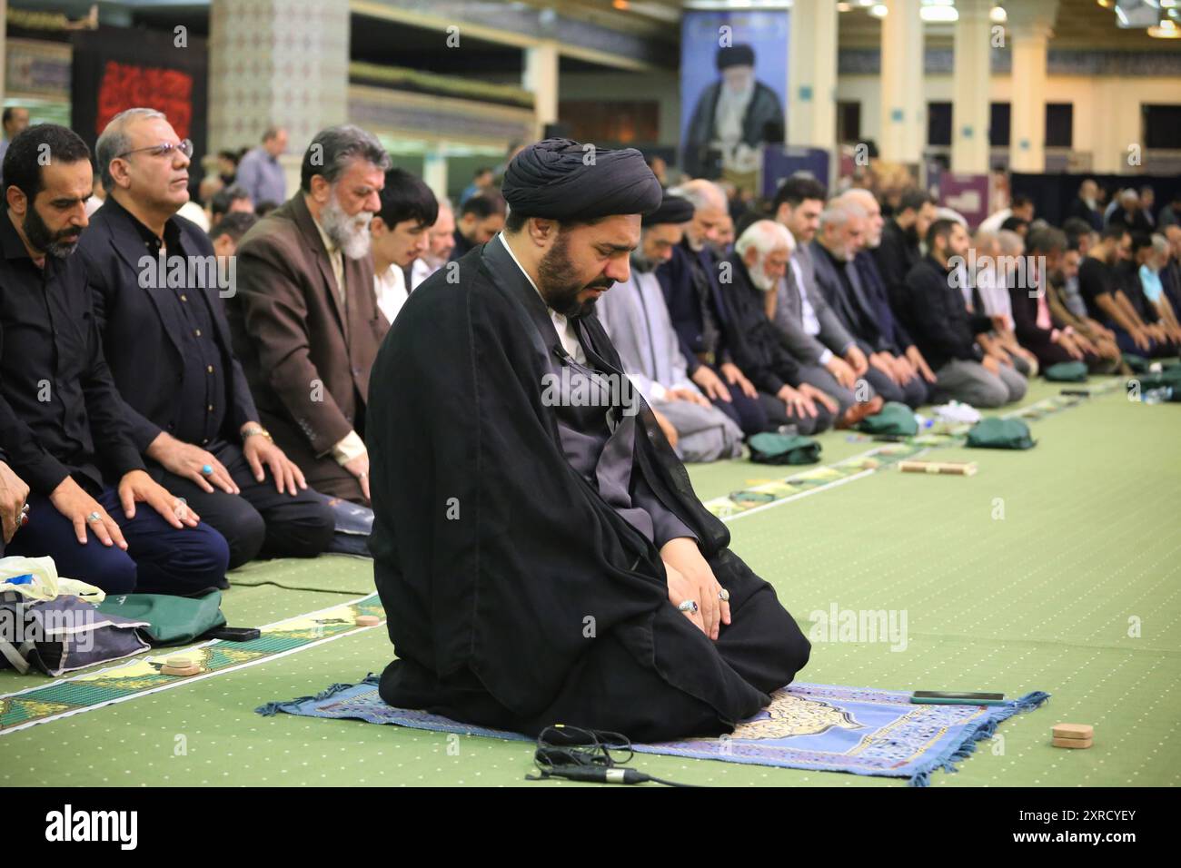 Teheran, Iran. August 2024. Die Iraner beten während einer Gedenkfeier für den getöteten Chef des Politbüros der Hamas, Ismail Haniyeh, in der Mosallah-Moschee in Teheran, während der anhaltenden Konflikte zwischen Israel und der Hamas im Gazastreifen in der Region. Der iranische Führer Ayatollah Khamenei schwor eine "harte Strafe" gegen Israel als Vergeltungsmaßnahme für die Ermordung des Hamas-Führers Ismail Haniyeh am 31. Juli 2024 in Teheran. (Kreditbild: © Rouzbeh Fouladi/ZUMA Press Wire) NUR REDAKTIONELLE VERWENDUNG! Nicht für kommerzielle ZWECKE! Stockfoto