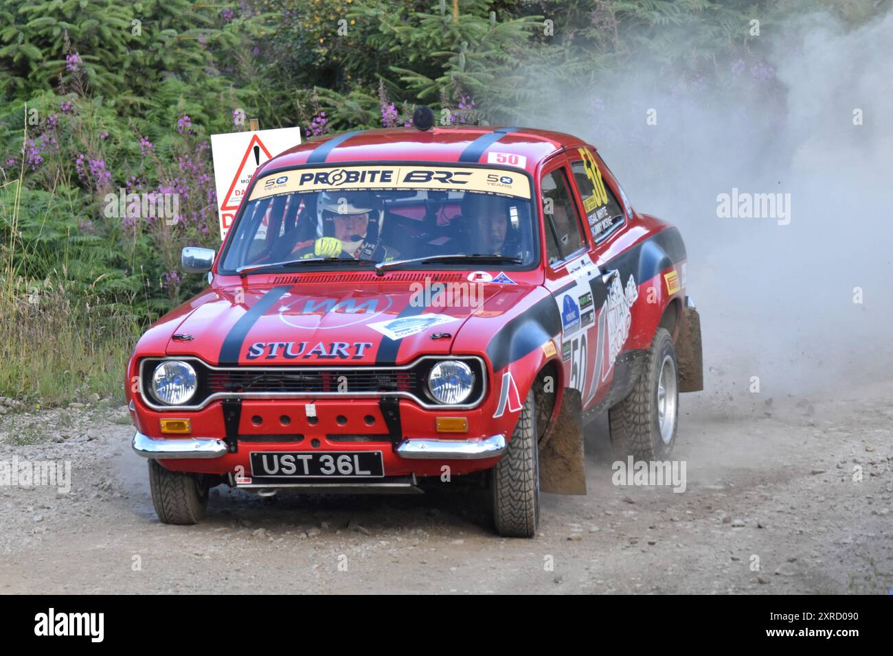 Jimmy McRae bezeichnete seine 50 Jahre im Sport mit einem Mk1 Ford Escort bei der Grampian Forest Rally 2024, die an der Cowie Bridge in Fetteresso gezeigt wurde. Stockfoto