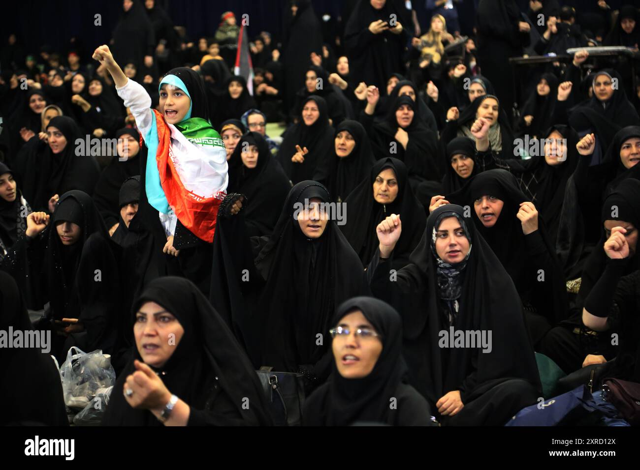 Teheran, Iran. August 2024. Während einer Gedenkfeier für den getöteten Chef des Politbüros der Hamas, Ismail Haniyeh, in der Mosallah-Moschee in Teheran, singen iranische Frauen Slogans, inmitten regionaler Spannungen während des anhaltenden Krieges zwischen Israel und der Hamas im Gazastreifen. Der iranische Führer Ayatollah Khamenei schwor eine "harte Strafe" gegen Israel als Vergeltungsmaßnahme für die Ermordung des Hamas-Führers Ismail Haniyeh am 31. Juli 2024 in Teheran. (Kreditbild: © Rouzbeh Fouladi/ZUMA Press Wire) NUR REDAKTIONELLE VERWENDUNG! Nicht für kommerzielle ZWECKE! Stockfoto