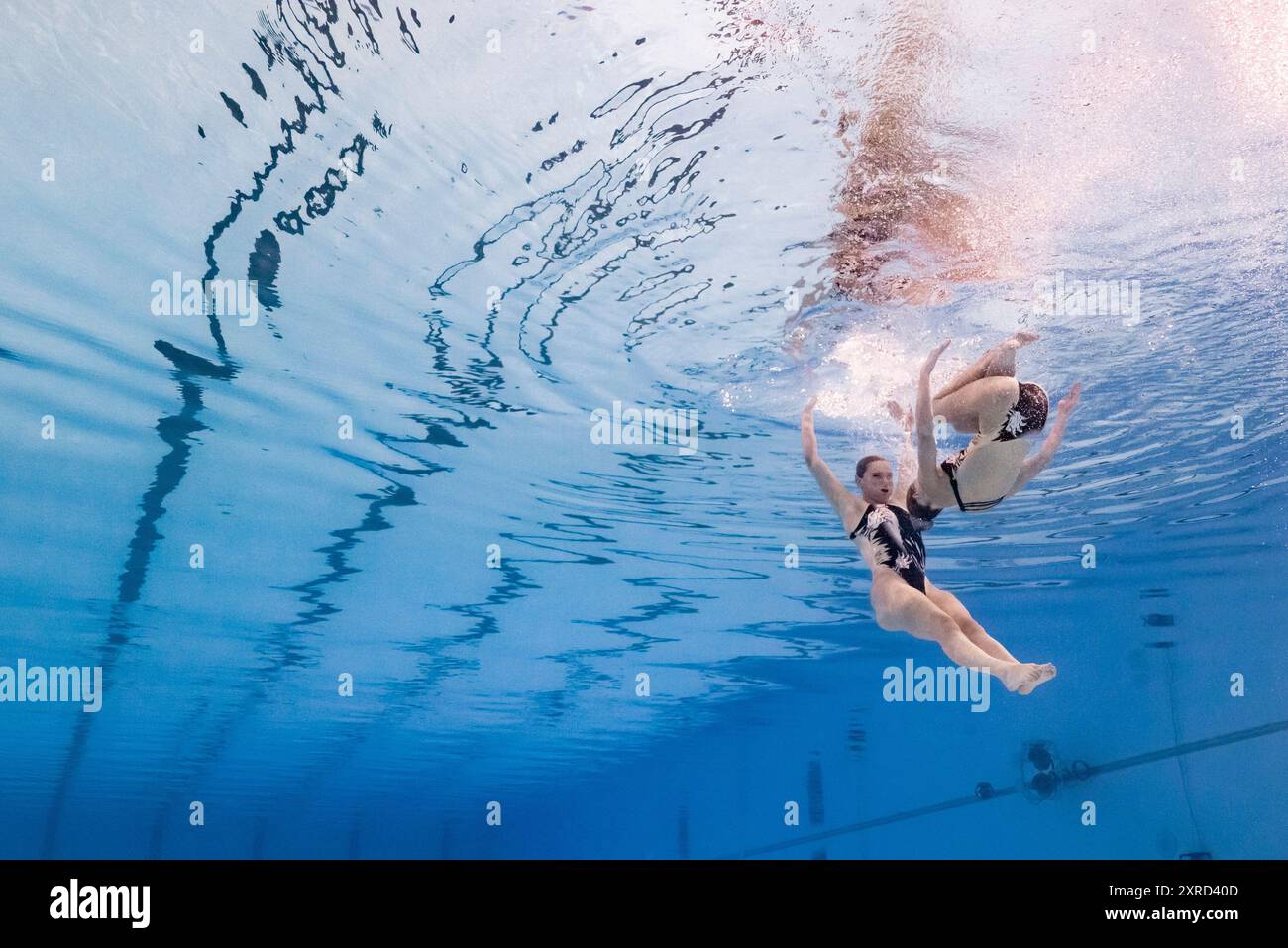 St. Denis. August 2024. Nina Brown/Eva Morris aus Neuseeland treten während der Duett-technischen Routine des künstlerischen Schwimmens bei den Olympischen Spielen 2024 in Saint-Denis, Frankreich, am 9. August 2024 an. Quelle: Xia Yifang/Xinhua/Alamy Live News Stockfoto