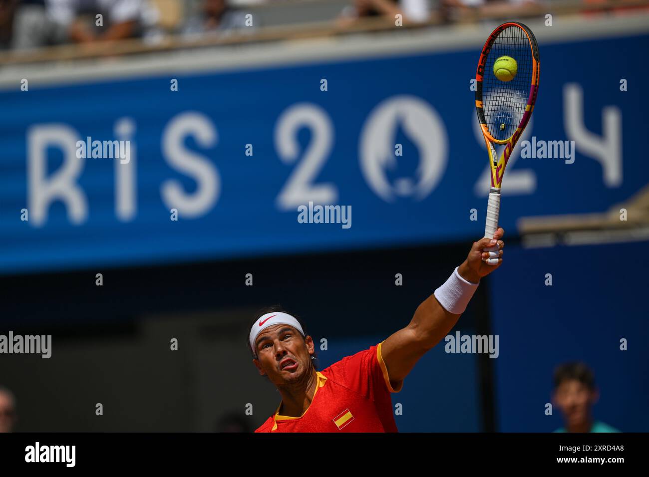 PARIS, FRANKREICH, 29. Juli 2024: Novak Djokovic vom Team Serbien tritt beim Tennisspiel der Männer im Zweitrunden-Spiel der Männer im Rahmen des Olympischen Spiels mit Rafael Nadal an Stockfoto