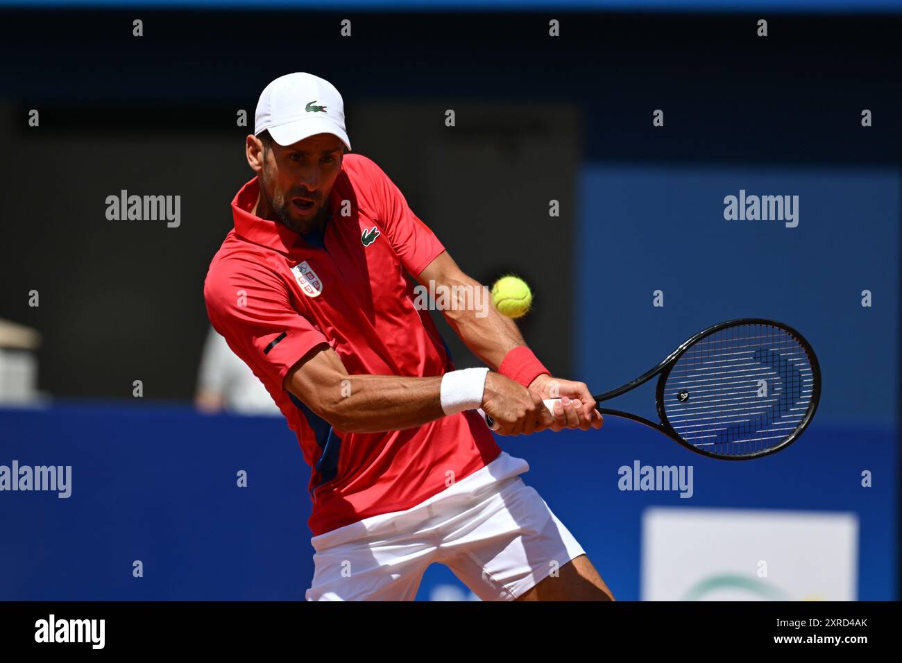 PARIS, FRANKREICH, 29. Juli 2024: Novak Djokovic vom Team Serbien tritt beim Tennisspiel der Männer im Zweitrunden-Spiel der Männer im Rahmen des Olympischen Spiels mit Rafael Nadal an Stockfoto
