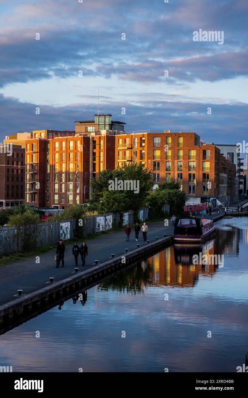 Edinburgh, Schottland, Großbritannien. 30. Juni 2024. Abendlicht am Union Canal und Fountainbridge. Der Union Canal ist ein atemberaubender Wasserweg, der sich etwa 31 km zwischen Edinburghs Lothian Road Basin und dem Falkirk Wheel erstreckt. (Kreditbild: © Ruaridh Stewart/ZUMA Press Press Wire) NUR REDAKTIONELLE VERWENDUNG! Nicht für kommerzielle ZWECKE! Stockfoto