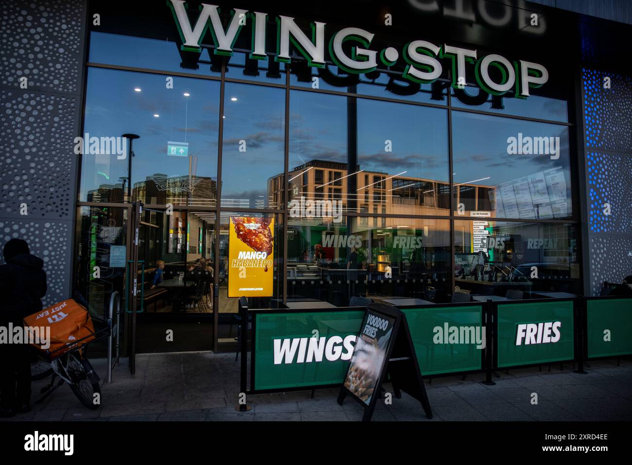 Edinburgh, Schottland, Großbritannien. 30. Juni 2024. DER HALTEPUNKT des Fast-Food-Restaurants, in dem Büffelflügel im Stil von Texas im Fountain Park in Fountainbridge in Edinburgh verkauft werden. (Kreditbild: © Ruaridh Stewart/ZUMA Press Press Wire) NUR REDAKTIONELLE VERWENDUNG! Nicht für kommerzielle ZWECKE! Stockfoto