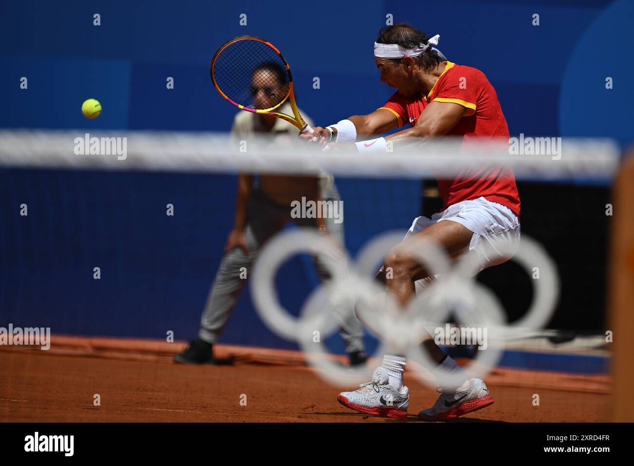 PARIS, FRANKREICH, 29. Juli 2024: Novak Djokovic vom Team Serbien tritt beim Tennisspiel der Männer im Zweitrunden-Spiel der Männer im Rahmen des Olympischen Spiels mit Rafael Nadal an Stockfoto