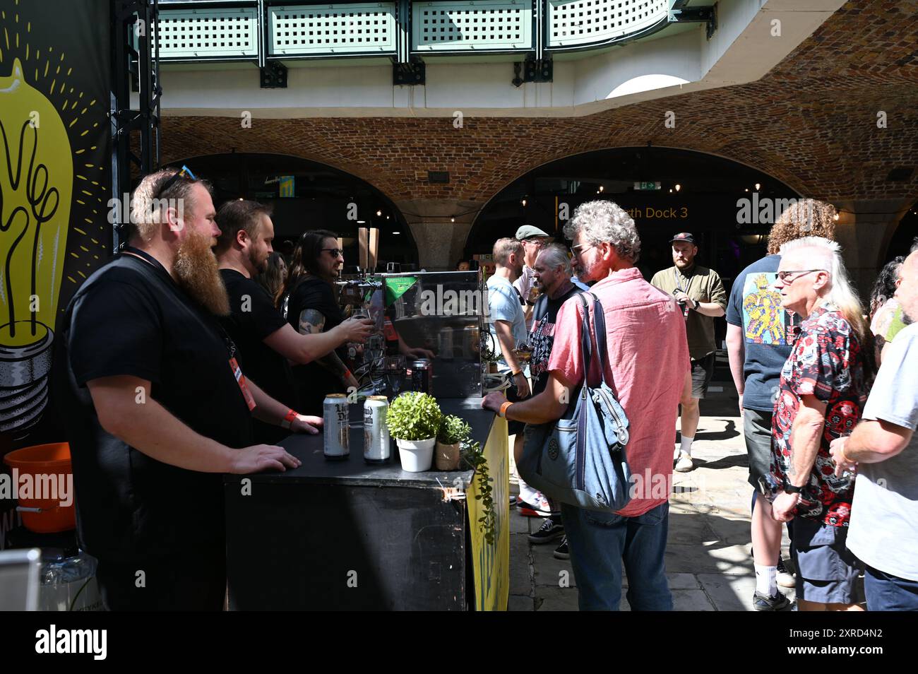 Am Freitagmorgen wurde das Bier-Craft-Festival im Tobacco Dock eröffnet und die Schlange vor dem Hotel ging so weit das Auge reicht, die Besucher konnten Bier, Whisky und Essen genießen. Das ganze Bier war im Ticketpreis inbegriffen. Die Warteschlange vor dem Hotel bildete sich ab dem frühen Morgen. Die Besucher genossen es, mehr als 800 Biere aus über 100 Brauereien zu probieren. Stockfoto