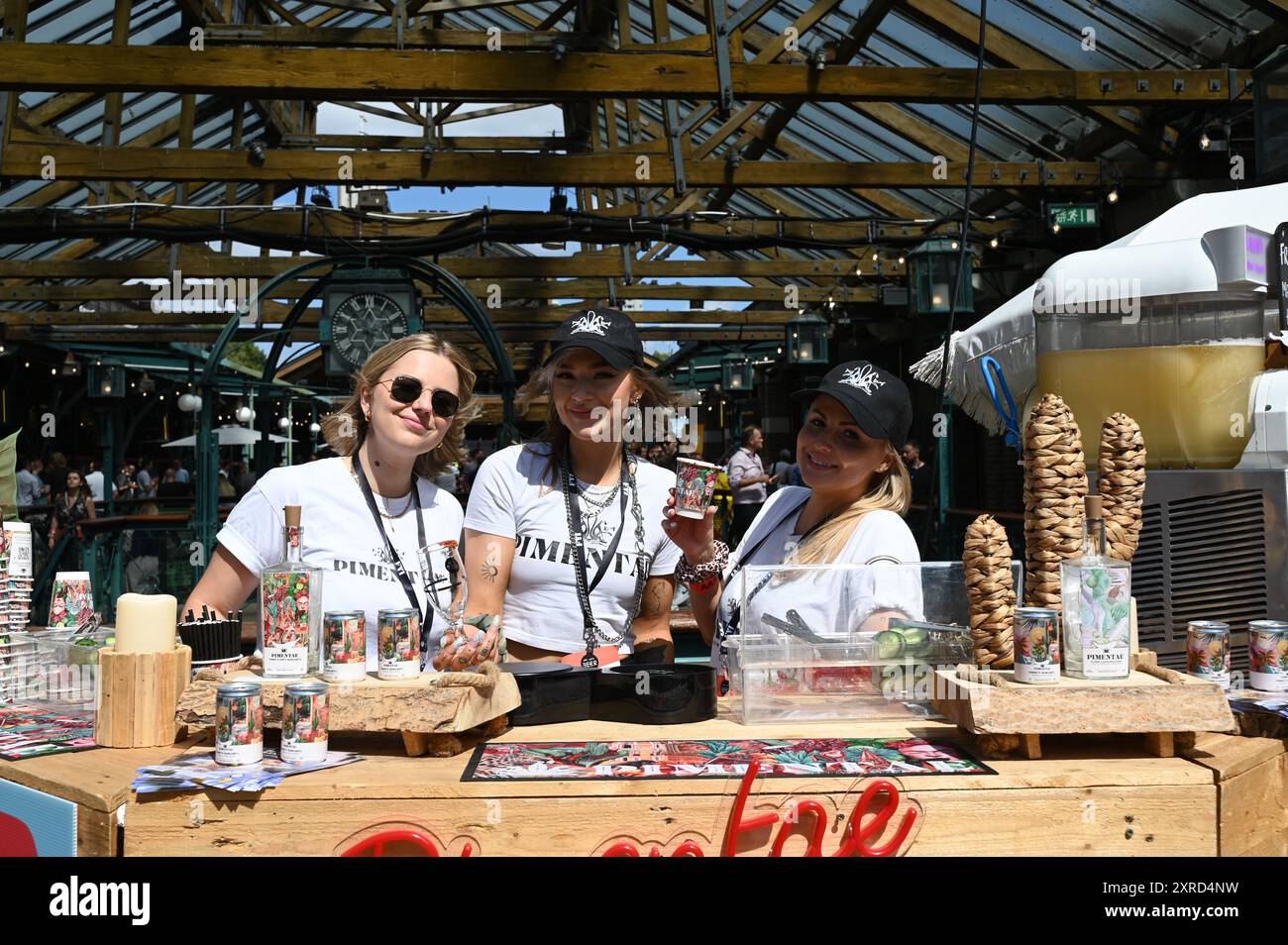 Am Freitagmorgen wurde das Bier-Craft-Festival im Tobacco Dock eröffnet und die Schlange vor dem Hotel ging so weit das Auge reicht, die Besucher konnten Bier, Whisky und Essen genießen. Das ganze Bier war im Ticketpreis inbegriffen. Die Warteschlange vor dem Hotel bildete sich ab dem frühen Morgen. Die Besucher genossen es, mehr als 800 Biere aus über 100 Brauereien zu probieren. Stockfoto