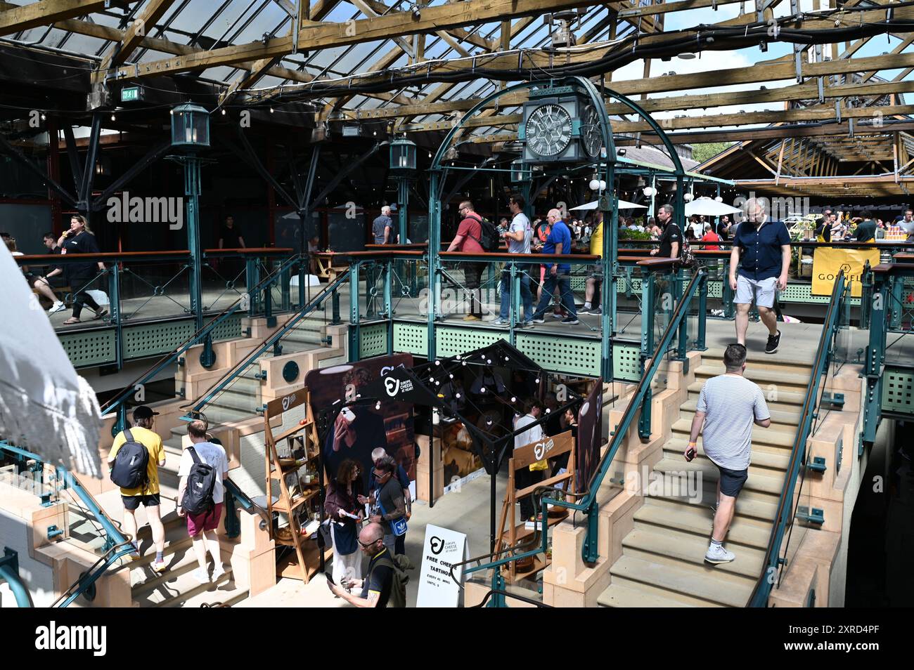 Am Freitagmorgen wurde das Bier-Craft-Festival im Tobacco Dock eröffnet und die Schlange vor dem Hotel ging so weit das Auge reicht, die Besucher konnten Bier, Whisky und Essen genießen. Das ganze Bier war im Ticketpreis inbegriffen. Die Warteschlange vor dem Hotel bildete sich ab dem frühen Morgen. Die Besucher genossen es, mehr als 800 Biere aus über 100 Brauereien zu probieren. Stockfoto