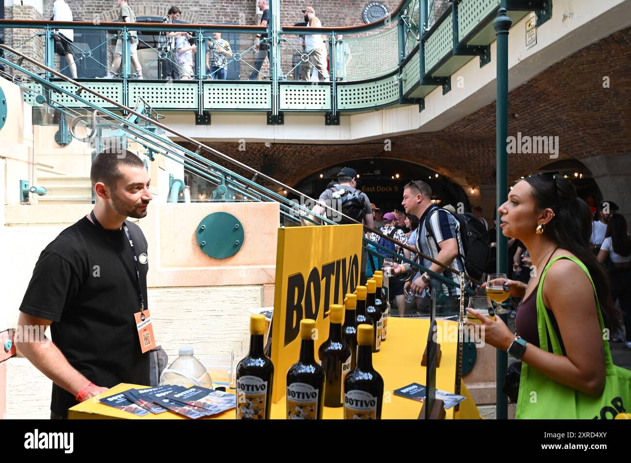 Am Freitagmorgen wurde das Bier-Craft-Festival im Tobacco Dock eröffnet und die Schlange vor dem Hotel ging so weit das Auge reicht, die Besucher konnten Bier, Whisky und Essen genießen. Das ganze Bier war im Ticketpreis inbegriffen. Die Warteschlange vor dem Hotel bildete sich ab dem frühen Morgen. Die Besucher genossen es, mehr als 800 Biere aus über 100 Brauereien zu probieren. Stockfoto