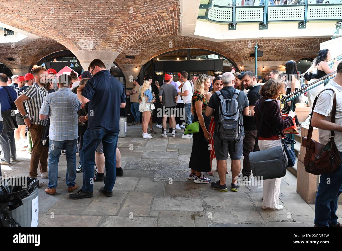 Am Freitagmorgen wurde das Bier-Craft-Festival im Tobacco Dock eröffnet und die Schlange vor dem Hotel ging so weit das Auge reicht, die Besucher konnten Bier, Whisky und Essen genießen. Das ganze Bier war im Ticketpreis inbegriffen. Die Warteschlange vor dem Hotel bildete sich ab dem frühen Morgen. Die Besucher genossen es, mehr als 800 Biere aus über 100 Brauereien zu probieren. Stockfoto