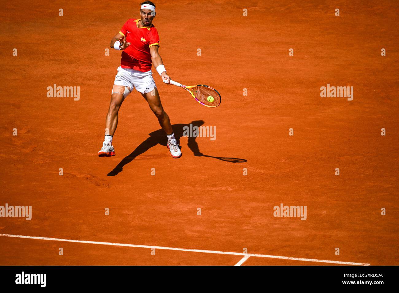 PARIS, FRANKREICH, 29. Juli 2024: Novak Djokovic vom Team Serbien tritt beim Tennisspiel der Männer im Zweitrunden-Spiel der Männer im Rahmen des Olympischen Spiels mit Rafael Nadal an Stockfoto