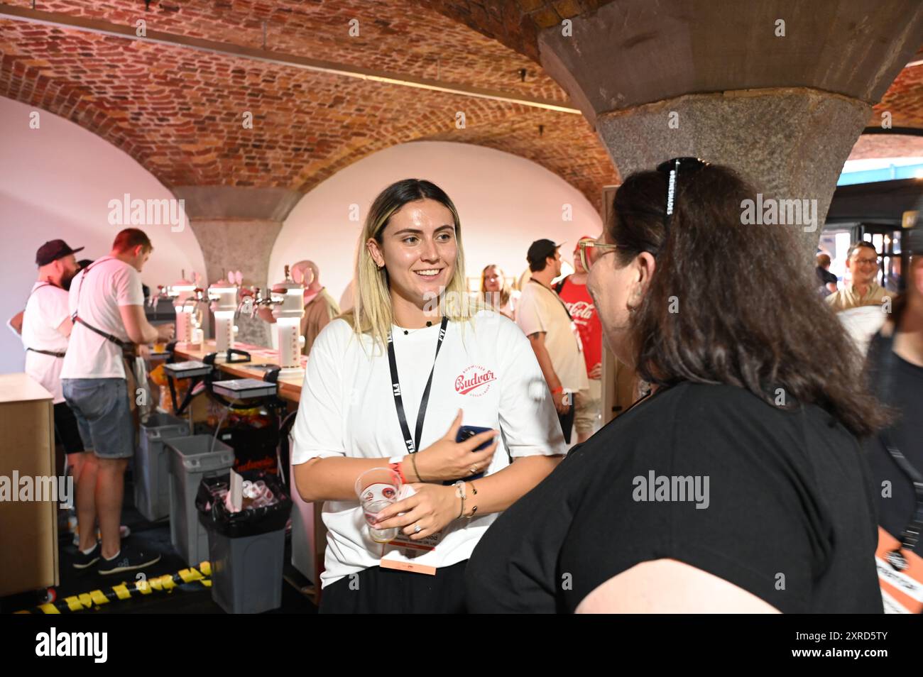 Am Freitagmorgen wurde das Bier-Craft-Festival im Tobacco Dock eröffnet und die Schlange vor dem Hotel ging so weit das Auge reicht, die Besucher konnten Bier, Whisky und Essen genießen. Das ganze Bier war im Ticketpreis inbegriffen. Die Warteschlange vor dem Hotel bildete sich ab dem frühen Morgen. Die Besucher genossen es, mehr als 800 Biere aus über 100 Brauereien zu probieren. Stockfoto