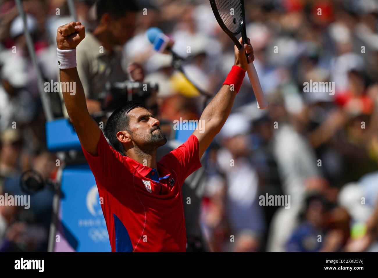 PARIS, FRANKREICH, 29. Juli 2024: Novak Djokovic vom Team Serbien tritt beim Tennisspiel der Männer im Zweitrunden-Spiel der Männer im Rahmen des Olympischen Spiels mit Rafael Nadal an Stockfoto