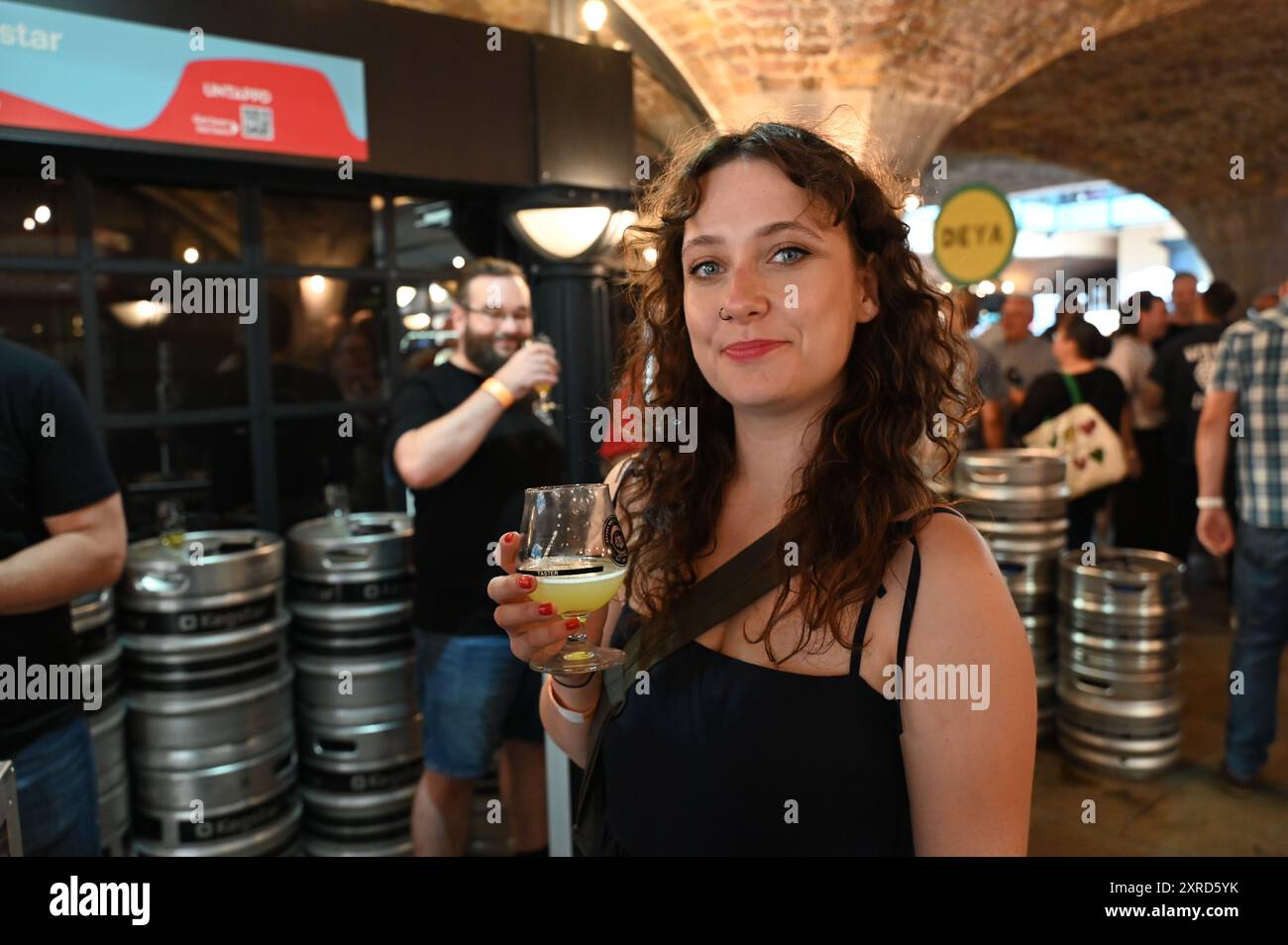 Am Freitagmorgen wurde das Bier-Craft-Festival im Tobacco Dock eröffnet und die Schlange vor dem Hotel ging so weit das Auge reicht, die Besucher konnten Bier, Whisky und Essen genießen. Das ganze Bier war im Ticketpreis inbegriffen. Die Warteschlange vor dem Hotel bildete sich ab dem frühen Morgen. Die Besucher genossen es, mehr als 800 Biere aus über 100 Brauereien zu probieren. Stockfoto