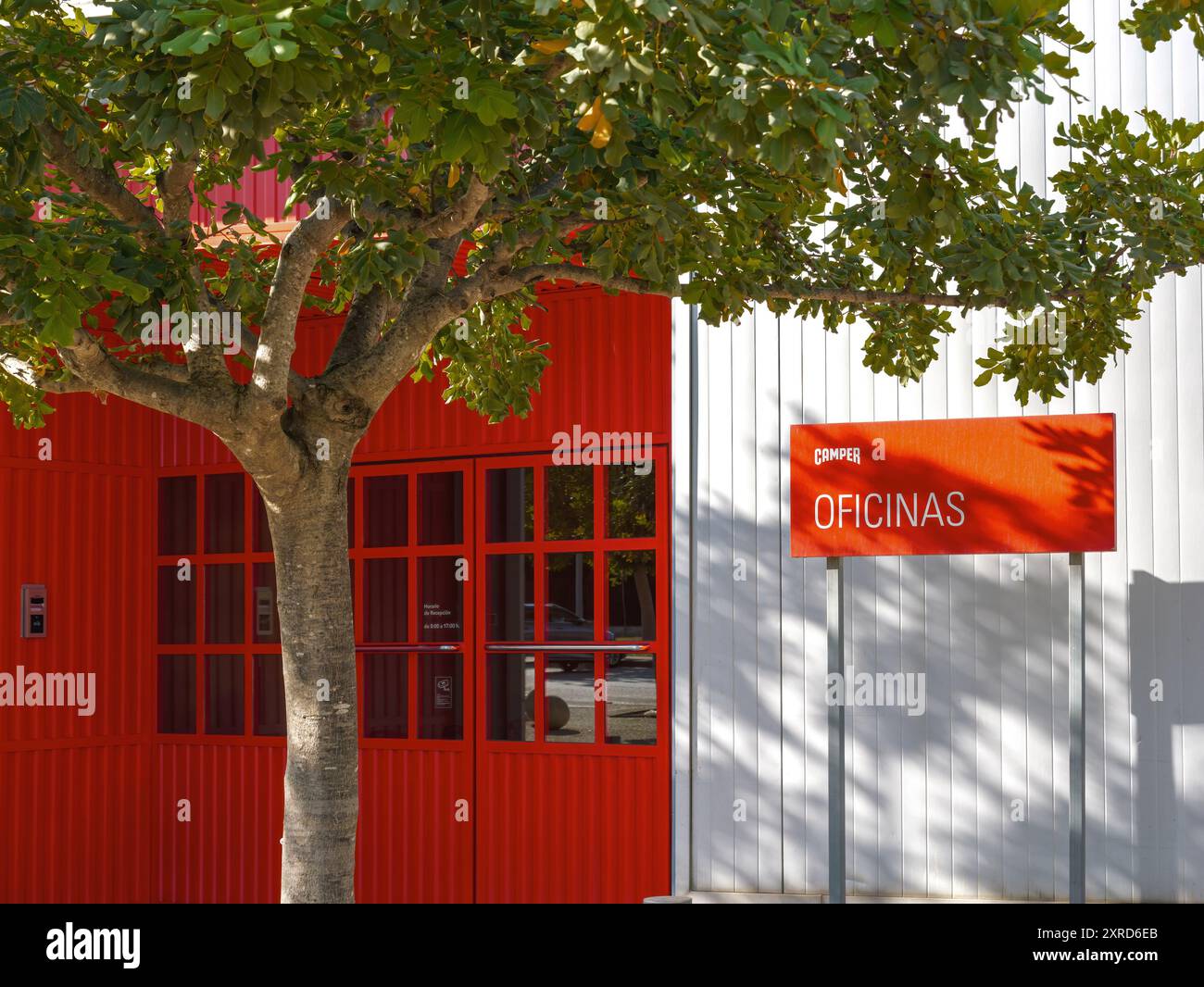 Inca, Spanien - 5. Juli 2024: Die Beschilderung der Wohnmobilbüros ist am Eingang der Fabrik der weltweit tätigen spanischen Marke deutlich sichtbar und markiert den Hauptsitz der berühmten Schuhfirma Stockfoto