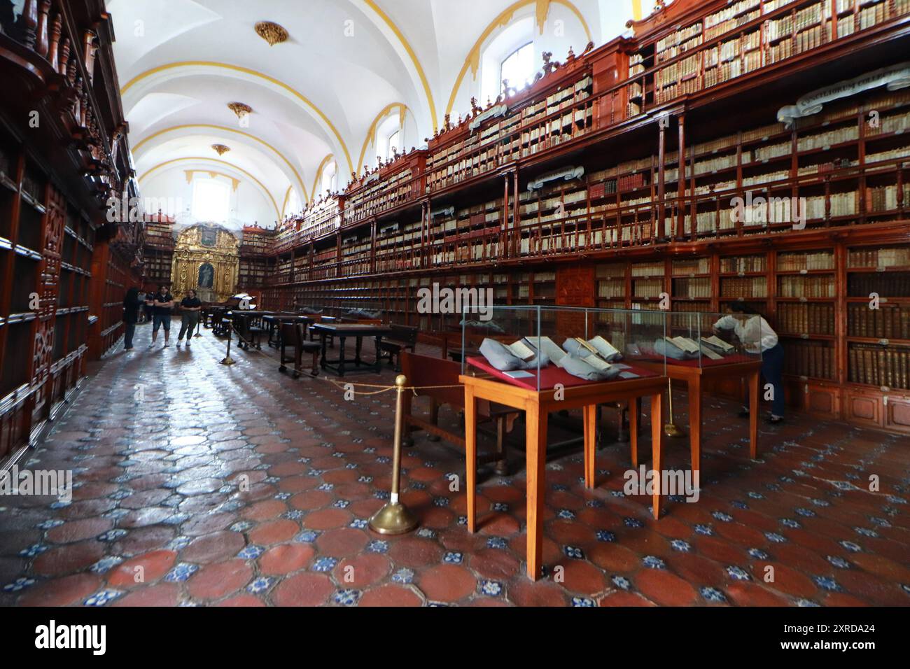 Puebla, Mexiko. August 2024. Allgemeine Ansicht der Palafoxiana-Bibliothek, die sich im Herzen des historischen Zentrums der Stadt Puebla befindet und 1646 von Bischof Juan de Palafox y Mendoza gegründet wurde, gilt als die erste öffentliche Bibliothek in Amerika, ihre Sammlung, geschützt in Zedernregalen, ungefähr 45.000 Bücher. Am 9. August 2024 in Puebla, Mexiko. (Foto: Carlos Santiago/Eyepx Group) Credit: SIPA USA/Alamy Live News Stockfoto