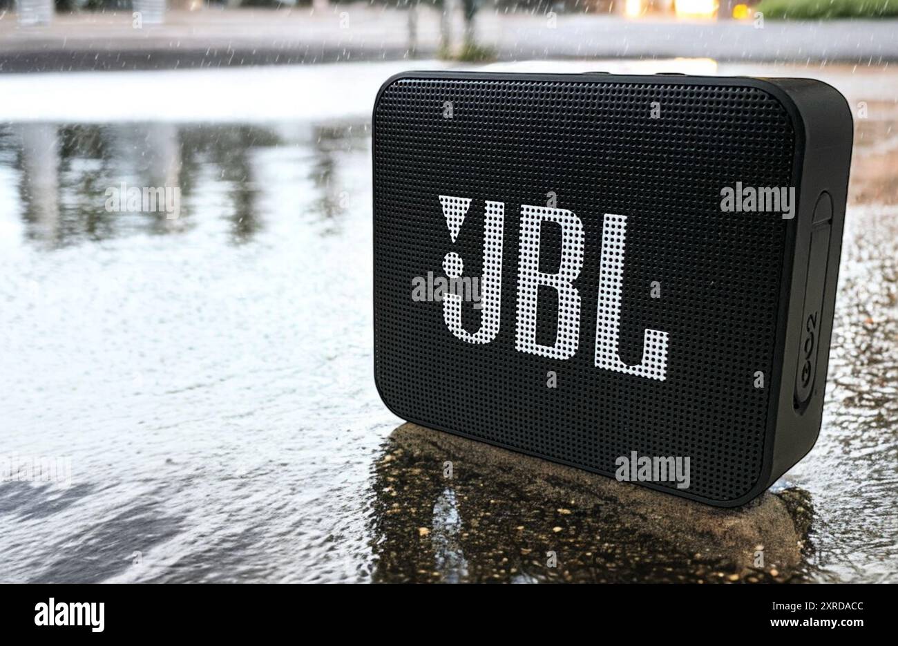 Der JBL GO 2 Lautsprecher kann überall mitgenommen werden und ist wasserdicht Stockfoto