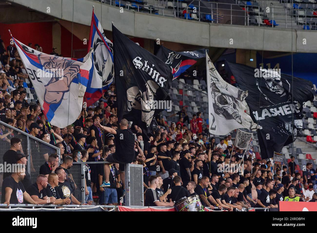 Bukarest, Rumänien. 9. August 2024: Fans der FCSB schwenken ihre Fahnen während des Fußballspiels zwischen FCSB und FCV Farul Constanta in der 5. Runde der Superliga, der ersten Liga der rumänischen Fußballmeisterschaft 2024-2025, im Steaua-Stadion in Bukarest. Quelle: Lucian Alecu/Alamy Live News Stockfoto