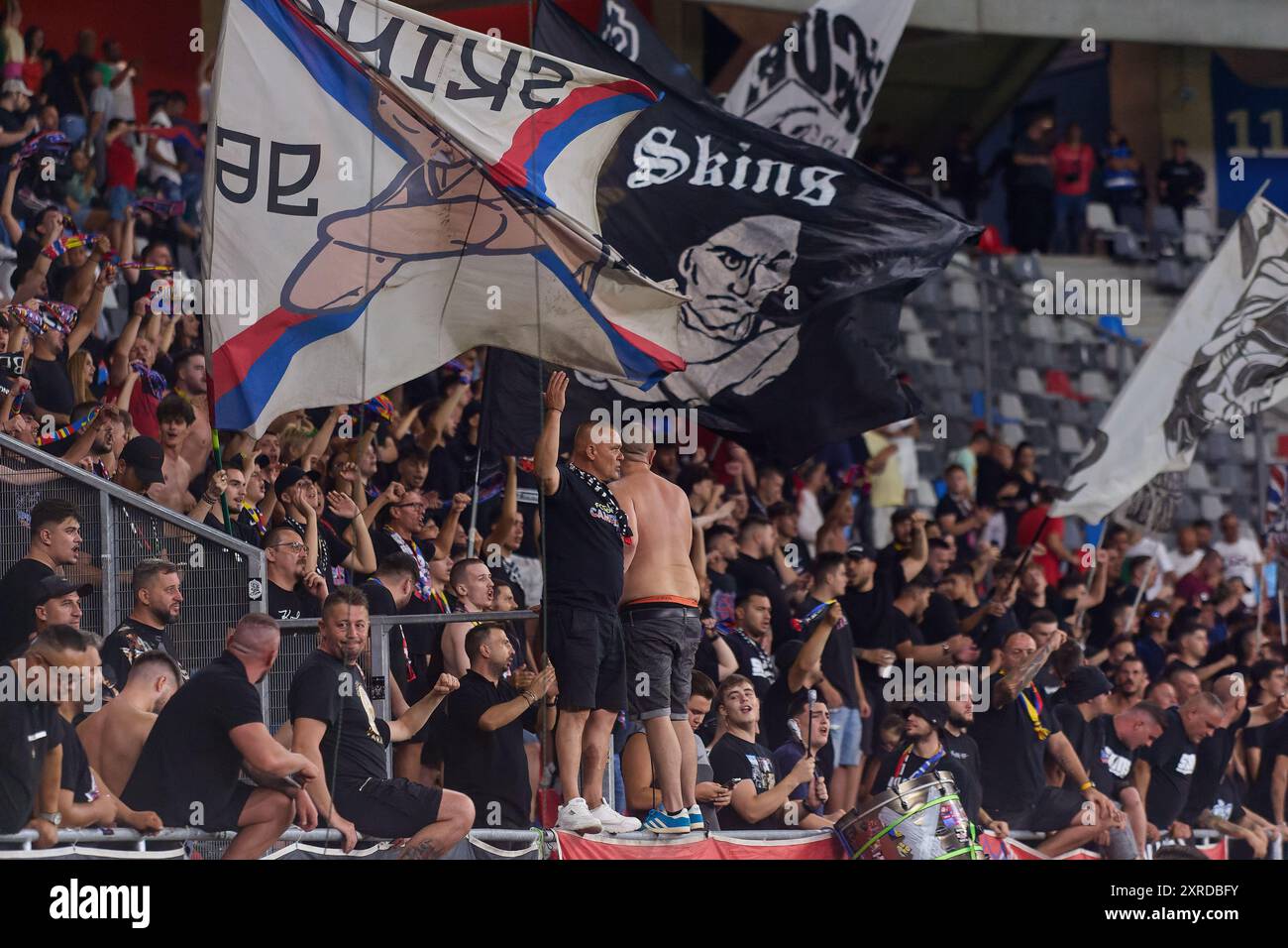 Bukarest, Rumänien. 9. August 2024: Fans der FCSB schwenken ihre Fahnen während des Fußballspiels zwischen FCSB und FCV Farul Constanta in der 5. Runde der Superliga, der ersten Liga der rumänischen Fußballmeisterschaft 2024-2025, im Steaua-Stadion in Bukarest. Quelle: Lucian Alecu/Alamy Live News Stockfoto