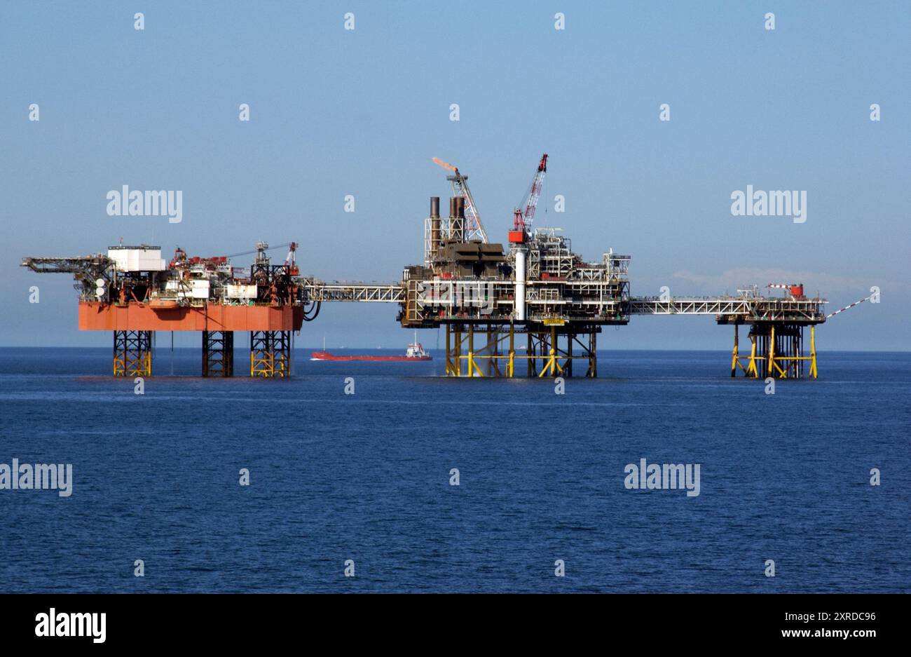 Offshore-Bohrgerät in der Irischen See vor der Westküste Englands. Stockfoto