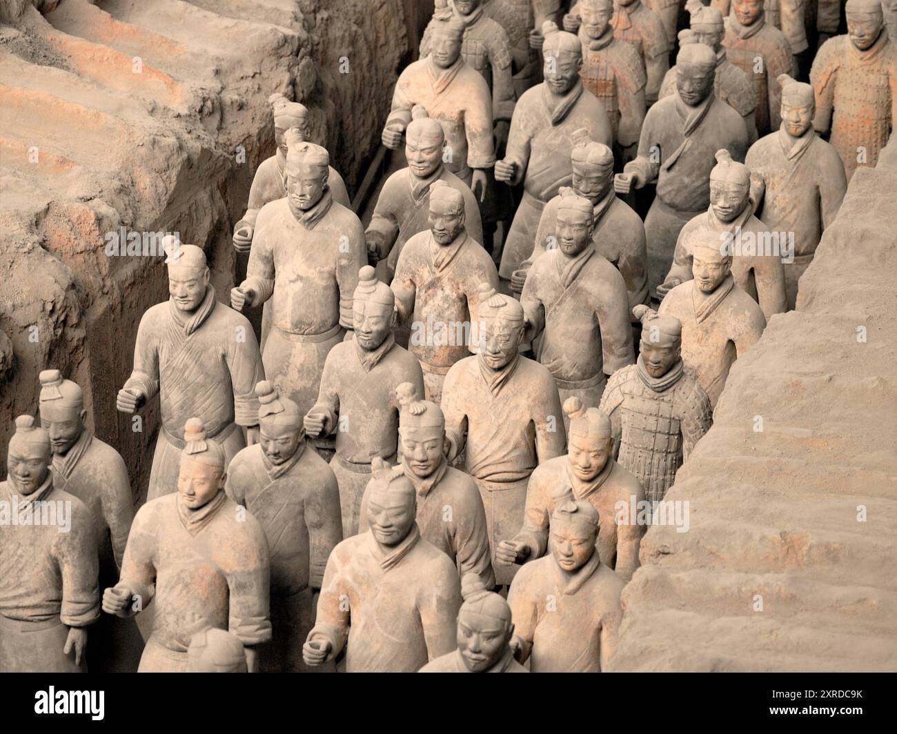 Die Terrakotta-Armee befindet sich in Xi'an, Provinz Shaanxi, China. Die Terrakotta-Skulpturen zeigen die Armeen von Qin Shi Huang, dem ersten Kaiser von China. Diese Form der Grabkunst wurde geschaffen, um das Grab des ersten Kaisers zu bewachen, der 210â€„209 v. Chr. starb, um ihn im Jenseits zu schützen. Stockfoto