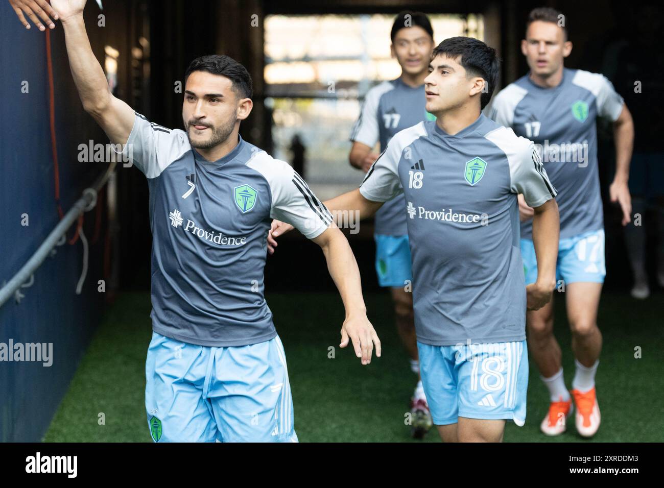 Seattle, Washington, USA. August 2024. Die Spieler der Seattle Sounders, ALEX ROLDAN #16 und OBED VARGAS #18, sind fünf Fans, die vor dem Spiel auf das Spielfeld laufen. Bei dem Spiel am 8.-9-24, Seattle Sounders gegen LA Galaxy 3-1 im CONCACAF Leagues Cup. (Kreditbild: © Melissa Levin/ZUMA Press Wire) NUR REDAKTIONELLE VERWENDUNG! Nicht für kommerzielle ZWECKE! Stockfoto