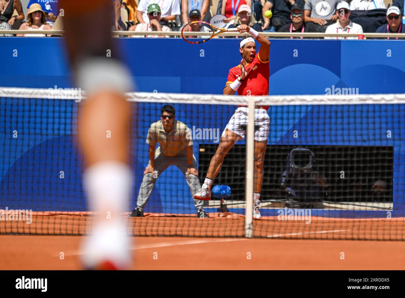 PARIS, FRANKREICH, 29. Juli 2024: Novak Djokovic vom Team Serbien tritt beim Tennisspiel der Männer im Zweitrunden-Spiel der Männer im Rahmen des Olympischen Spiels mit Rafael Nadal an Stockfoto