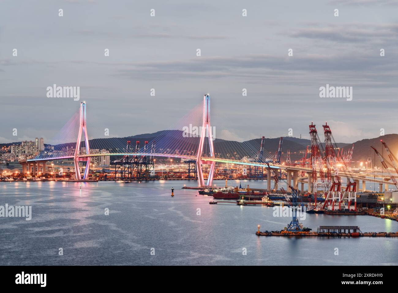 Wunderschöner Blick auf die Busan Harbor Bridge und den Hafen von Busan Stockfoto