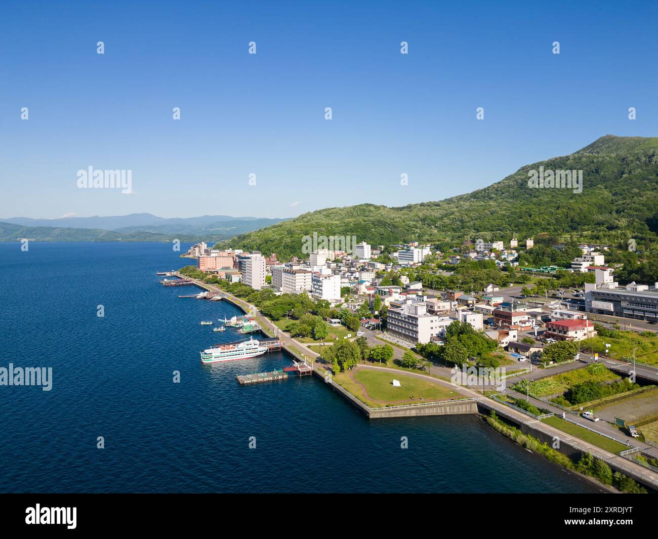Lake Toya, Hokkaido, Japan: Aus der Vogelperspektive auf den Ferienort Toya Onsen, der für seine heißen Quellen und das japanische Spa in Hokkaido im Sommer berühmt ist. Stockfoto