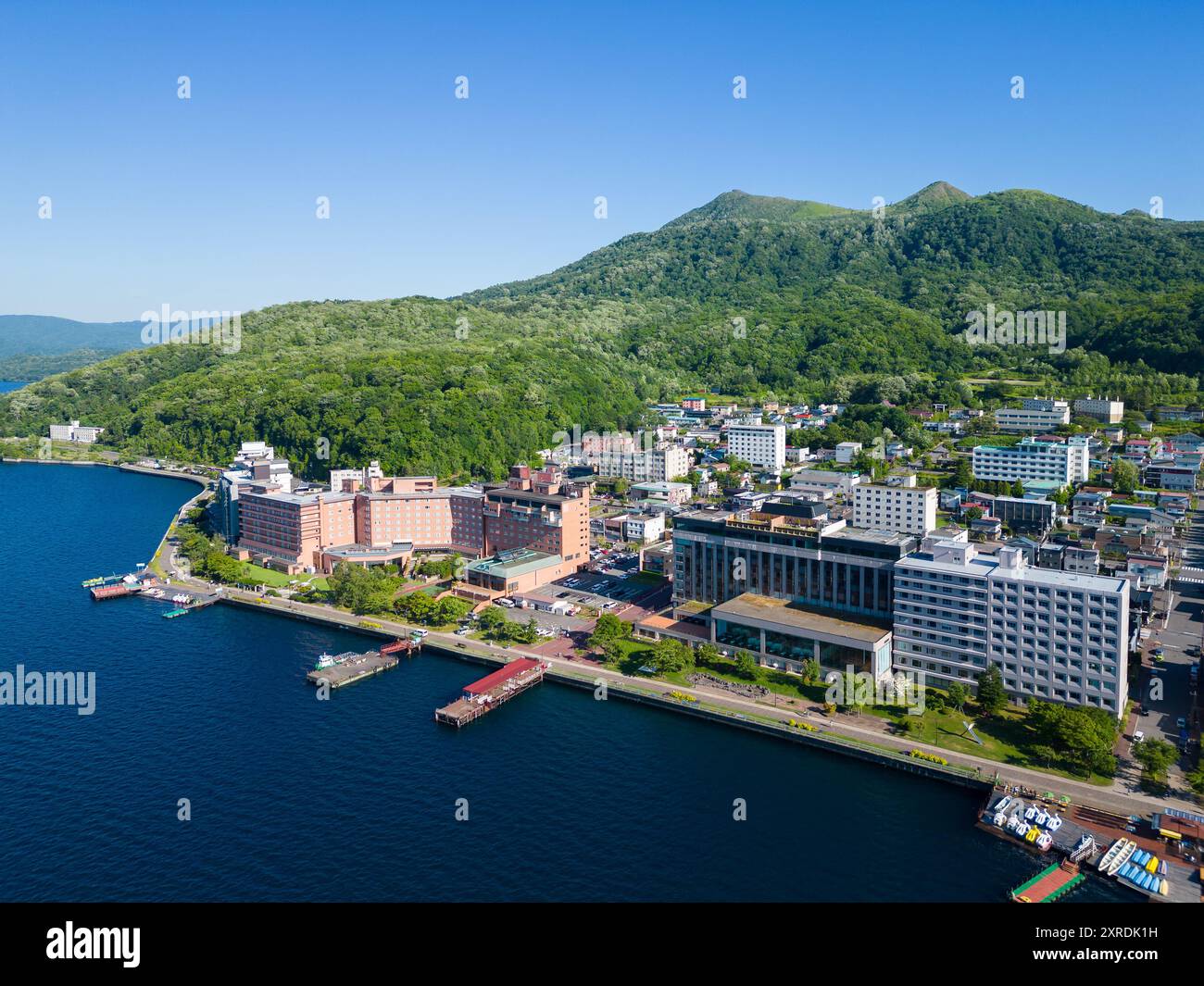 Lake Toya, Hokkaido, Japan: Aus der Vogelperspektive auf den Ferienort Toya Onsen, der für seine heißen Quellen und das japanische Spa in Hokkaido im Sommer berühmt ist. Stockfoto
