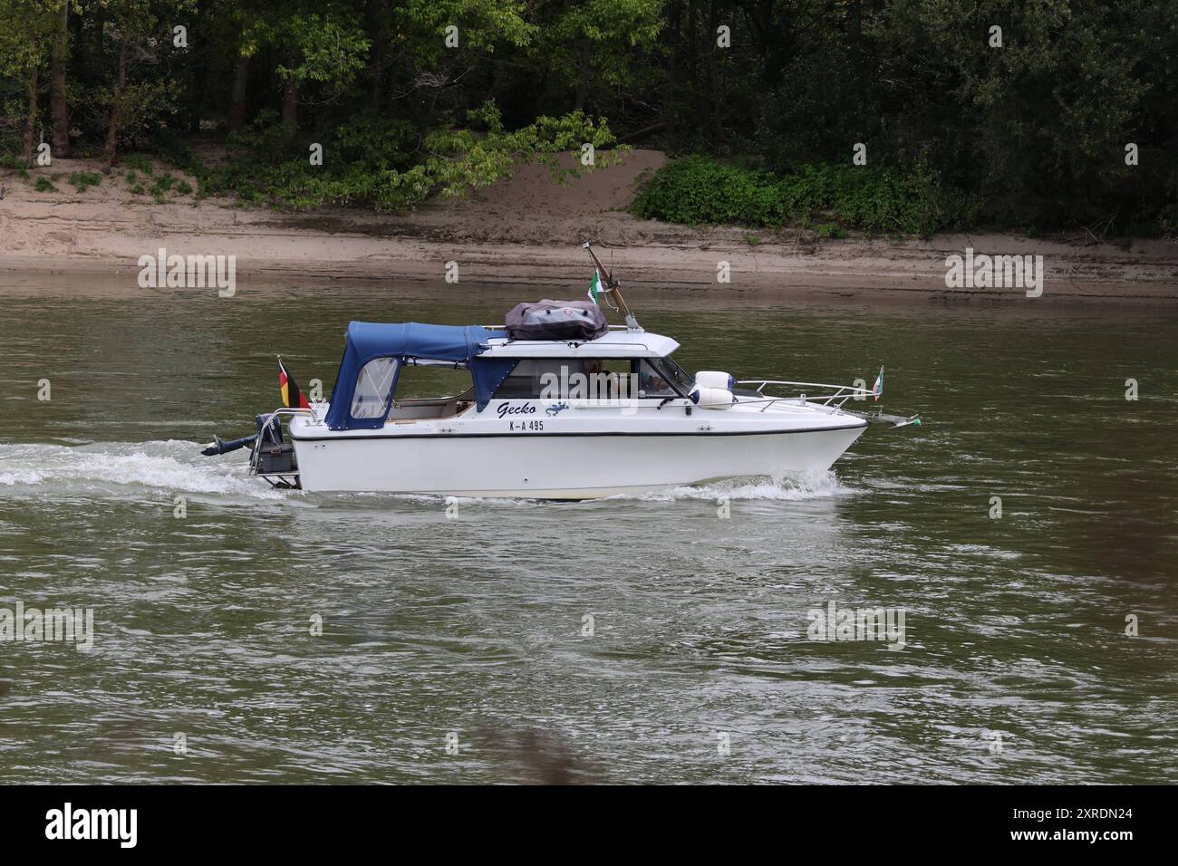 Mondorf Themenfoto: Rhein, Schiff, Motorjacht, 09.08.2024 die Motorjacht Gecko auf dem Rhein bei Mondorf Themenfoto: Rhein, Schiff, Motorjacht, 09.08.2024 *** Mondorf Themenfoto Rhein, Schiff, Motoryacht, 09 08 2024 die Motoryacht Gecko am Rhein bei Mondorf Themenfoto Rhein, Schiff, Motoryacht, 09 08 2024 Copyright: xAugstx/xEibner-Pressefotox EP jat Stockfoto