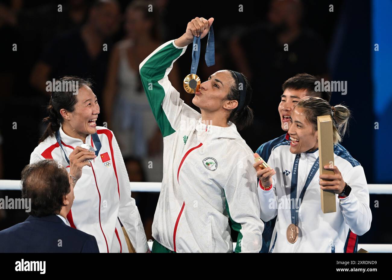Paris, Frankreich. August 2024. Olympia, Paris 2024, Boxen, Damen, 66 kg, im Finale feiert Imane Khelif (M) aus Algerien die Goldmedaille bei der Preisverleihung nach ihrem Kampf gegen Liu Yang (l) aus China. Quelle: Sebastian Kahnert/dpa/Alamy Live News Stockfoto