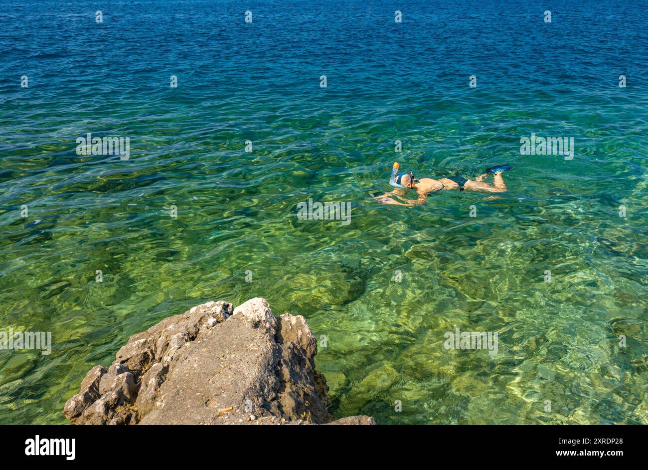 Eine Frau schnorchelt in einer Schwimmmaske Kroatien Stockfoto