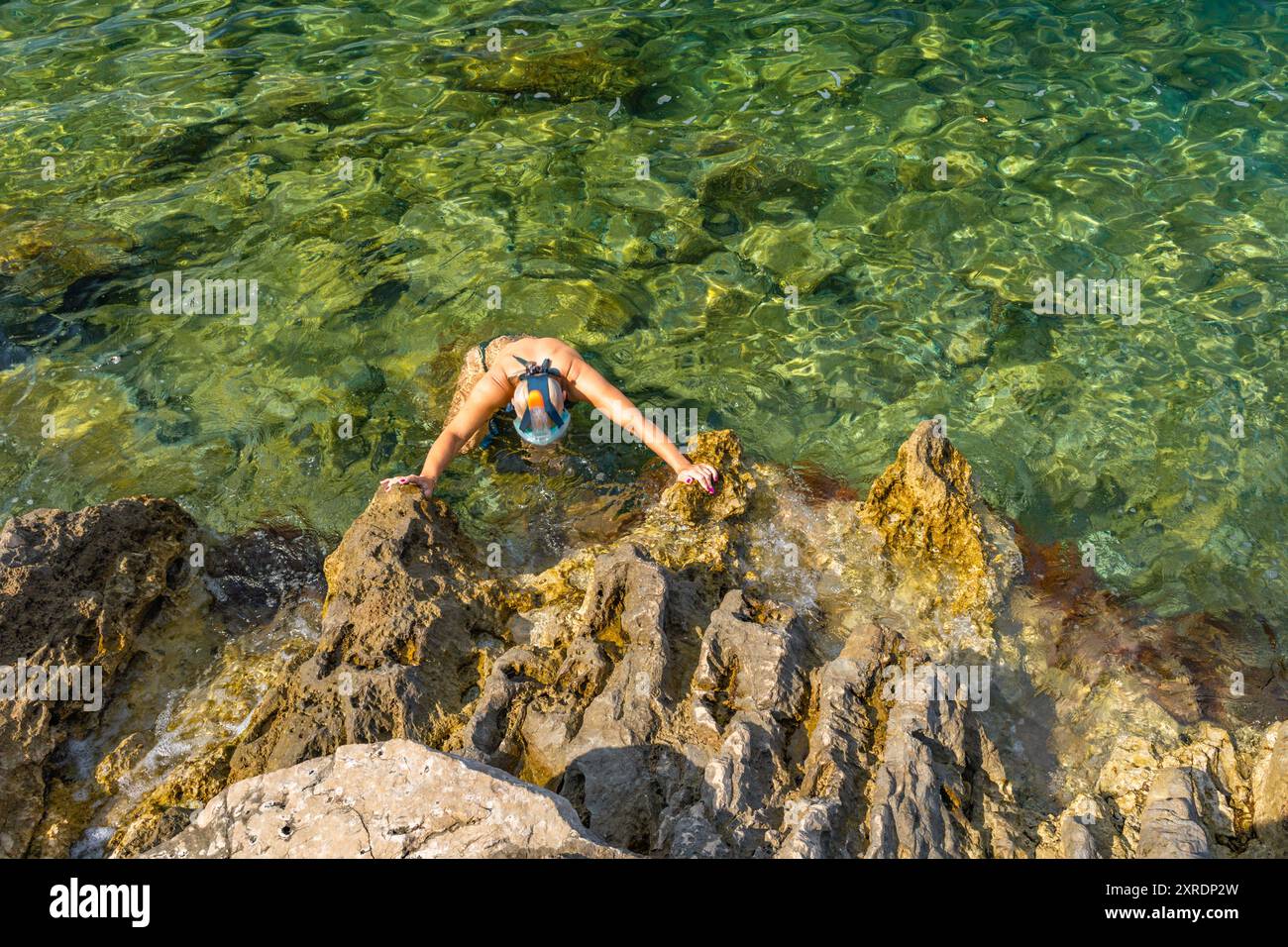 Eine Frau schnorchelt in einer Schwimmmaske Kroatien Stockfoto