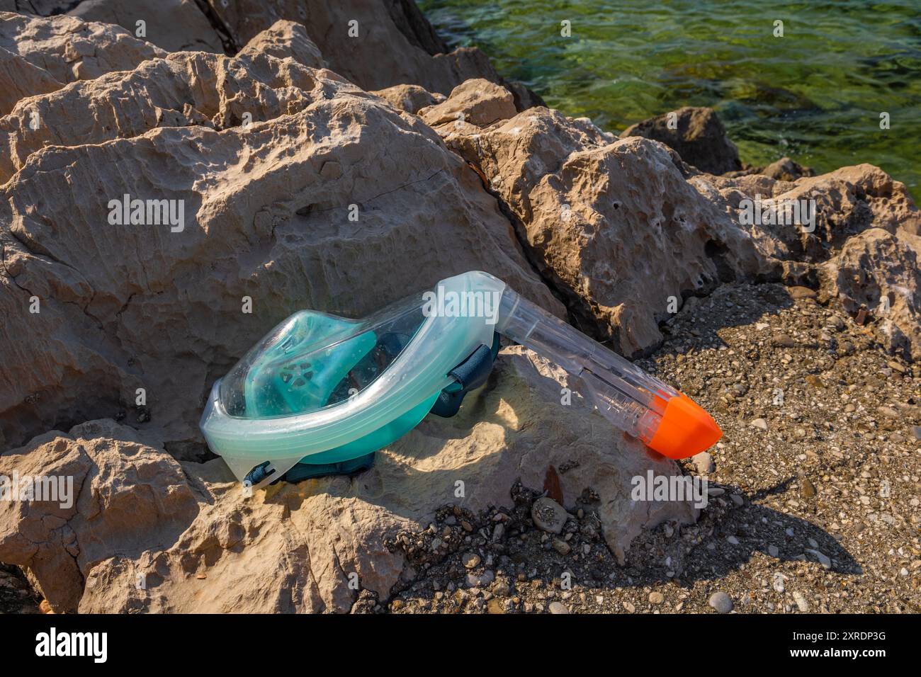Eine Frau schnorchelt in einer Schwimmmaske Kroatien Stockfoto
