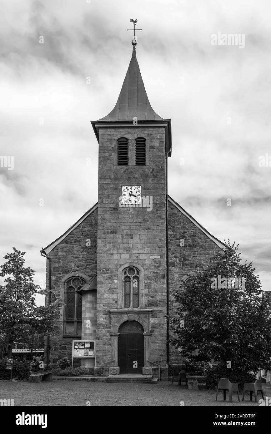 Hattingen, Deutschland - 27. September 2023: Die katholische Kirche St. Johannes des Täufers in der Nähe der Burg Blankenstein in Hattingen, Nordrhein-Westfalen Stockfoto