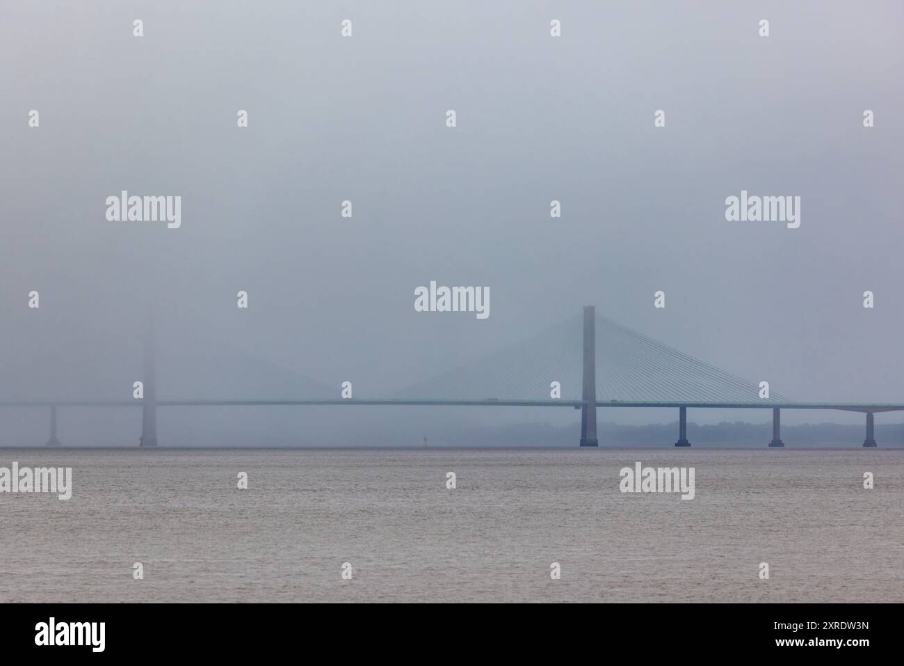 Der Regen zieht aus Wales ein und deckt die zweite Severn Bridge ab Stockfoto