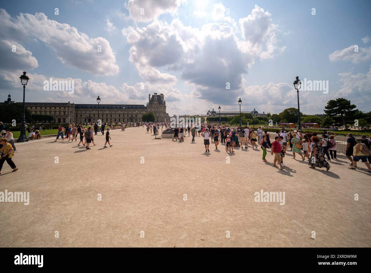 Paris, Frankreich - 2. August 2024 : Panoramablick auf Touristen im Tuileriengarten in Paris Frankreich Stockfoto