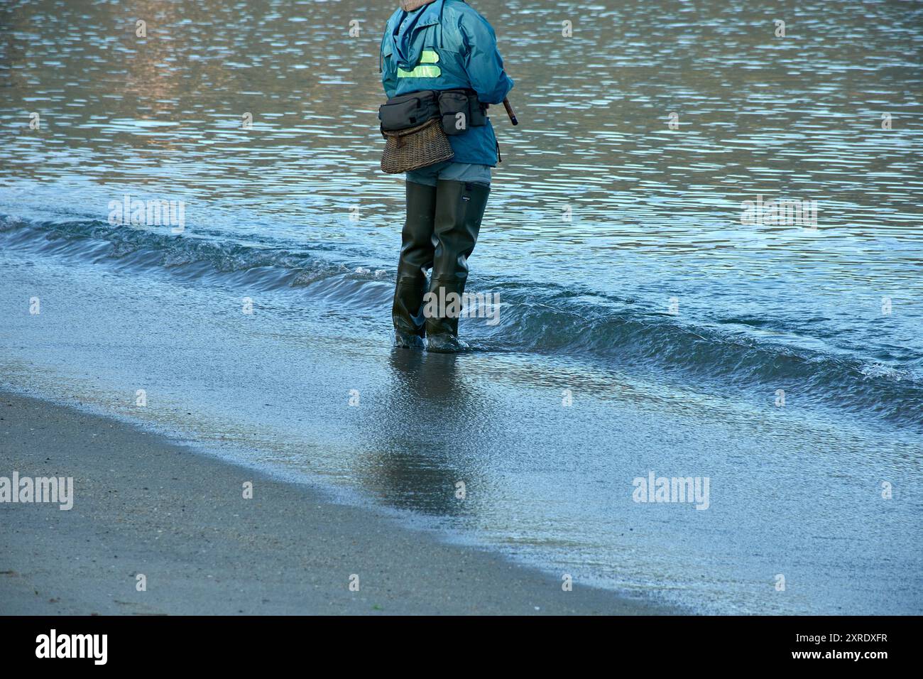 Die traditionelle Kleidung eines Fischers, der im Wasser watet, ausgestattet mit robusten Stiefeln und einem Korb für den Fang. Die Stiefel sind so konzipiert, dass sie Stockfoto