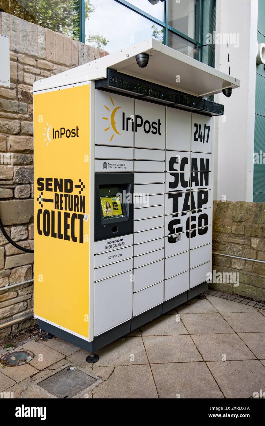 Inpost erweitert sein Netzwerk von Paketschließfächern und hier ist ein Supermarkt außerhalb von Verkaufsständen in Settle, North Yorkshire Stockfoto