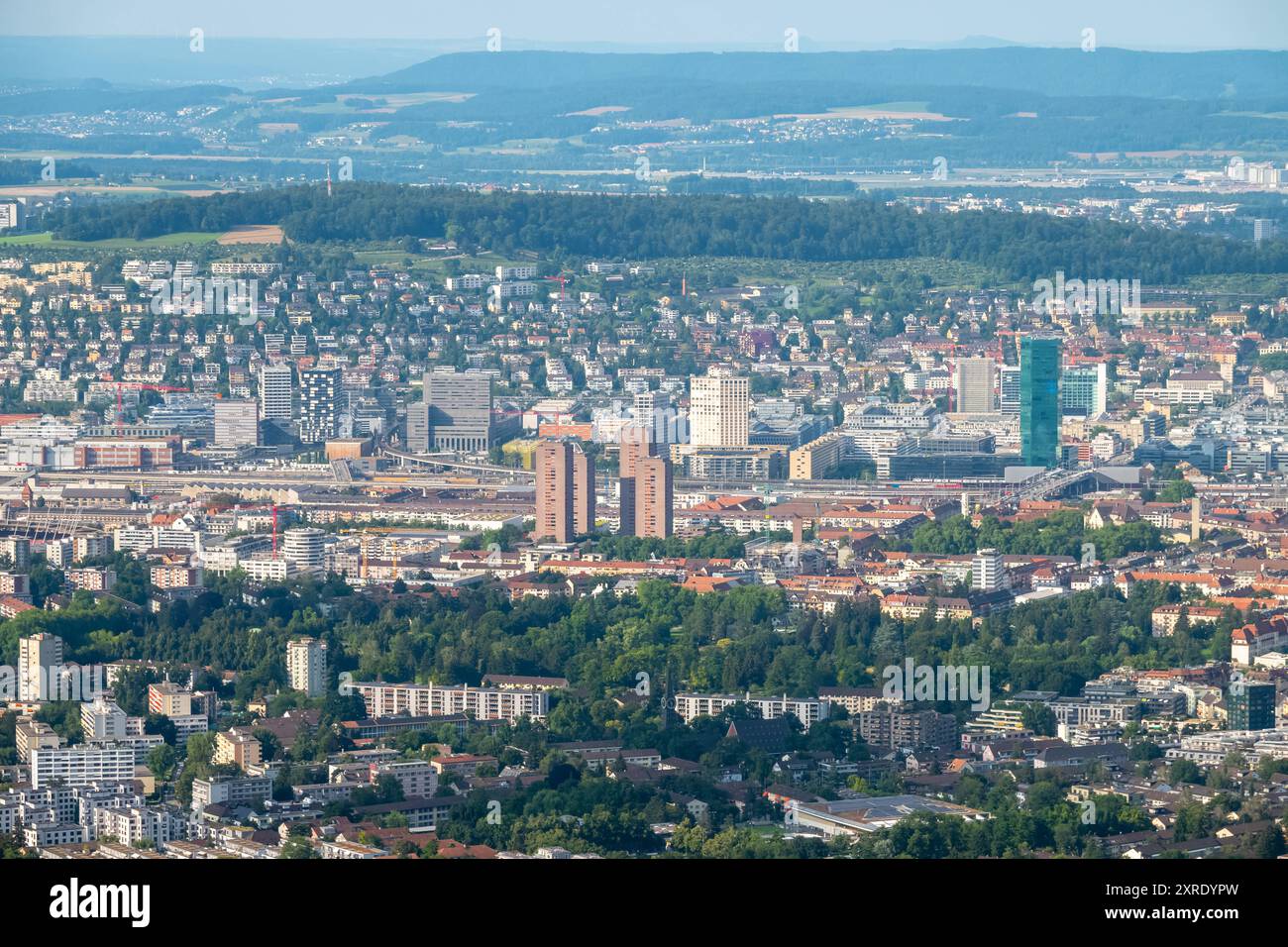 Blick auf Zürich-West vom Uetliberg dieses Bild bietet einen umfassenden Blick auf das Stadtgebiet Zürich-West, aufgenommen vom Uetliberg. Im Vordergrund sind dichte städtische Wohngebiete zu sehen, die sich über die weite Fläche erstrecken. Zürich Zürich Schweiz *** Blick Zürich West vom Uetliberg aus bietet dieses Bild einen umfassenden Blick auf das Stadtgebiet Zürich West, vom Uetliberg aufgenommen im Vordergrund sind dichte städtische Wohngebiete zu sehen, die sich weiträumig erstrecken Zürich Zürich Schweiz Stockfoto