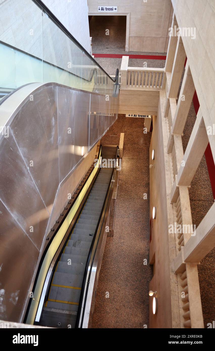 Neapel - Scorcio della Stazione Arco Mirelli della Linea 6 dall'entrata Stockfoto
