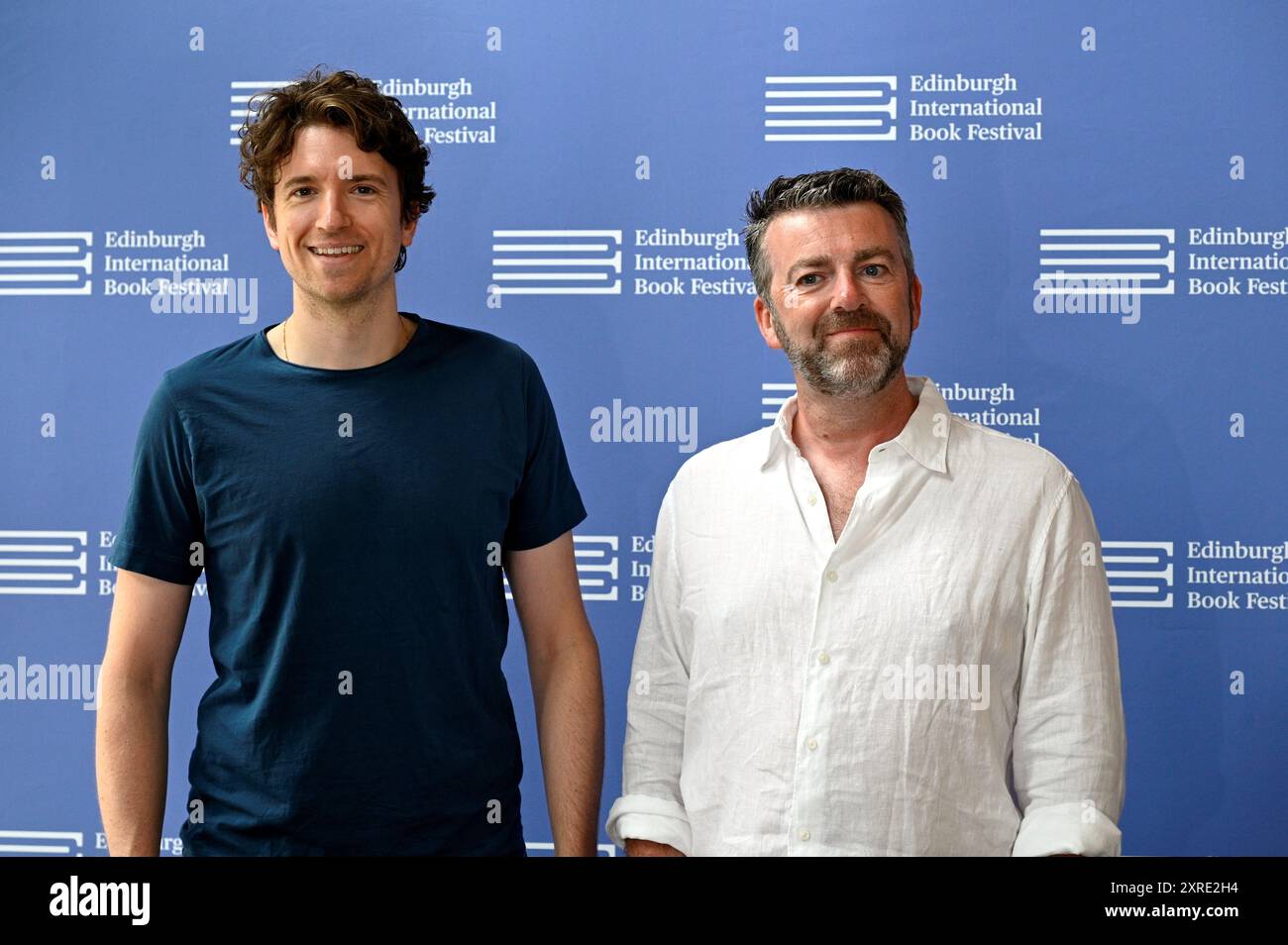 Edinburgh, Schottland, Großbritannien. August 2024. Edinburgh International Book Festival: Bestseller-Autoren Greg James und Chris Smith beim offiziellen Fotogespräch. Quelle: Craig Brown/Alamy Live News Stockfoto