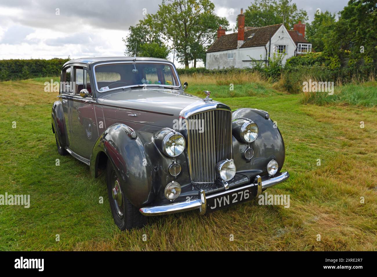 Bentley MK VI Saloon auf Gras geparkt. Stockfoto