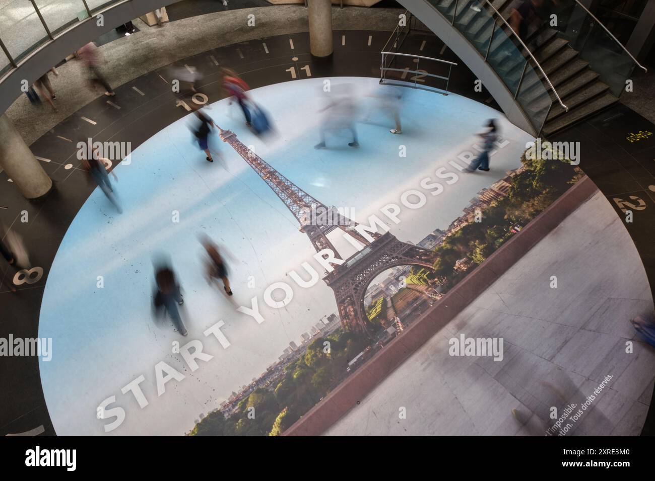 Toyota Sponsoring der Olympischen Spiele und Paralympics 2024 in Paris, was auf die Teilnahme von Tom Cruise & Mission Impossible an der Abschlusszeremonie hindeutet Stockfoto