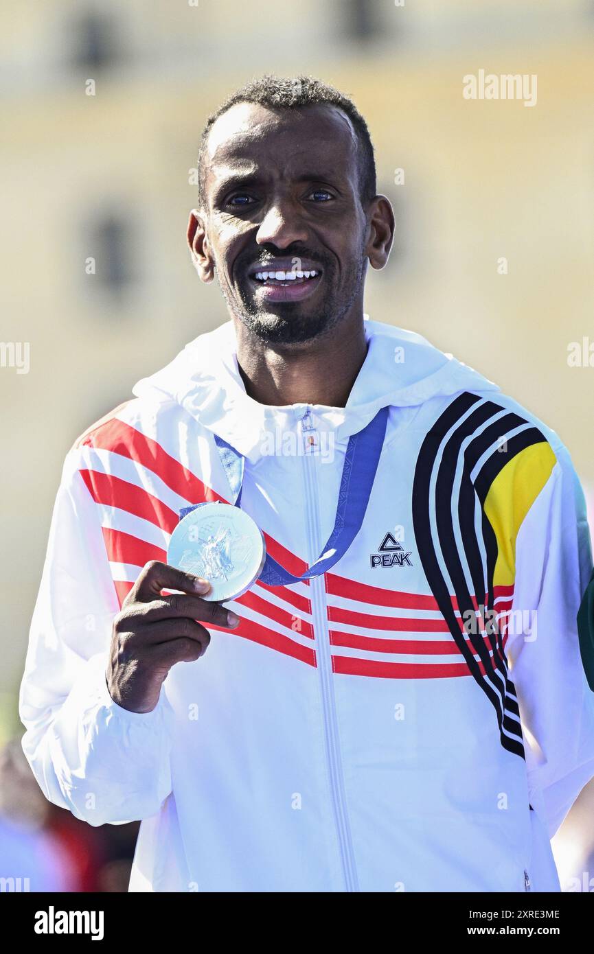 Paris, Frankreich. August 2024. Der belgische Athlet Bashir Abdi feiert am Samstag, den 10. August 2024, bei der Medaillenzeremonie des Männer-Marathons des Leichtathletikwettbewerbs bei den Olympischen Spielen 2024 in Paris, Frankreich. Die Spiele der XXXIII. Olympiade finden vom 26. Juli bis 11. August in Paris statt. Die belgische Delegation zählt 165 Athleten, die in 21 Sportarten antreten. BELGA FOTO JASPER JACOBS Credit: Belga News Agency/Alamy Live News Stockfoto